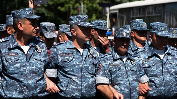 Сотрудники правоохранительных органов в центре Еревана. Архивное фото