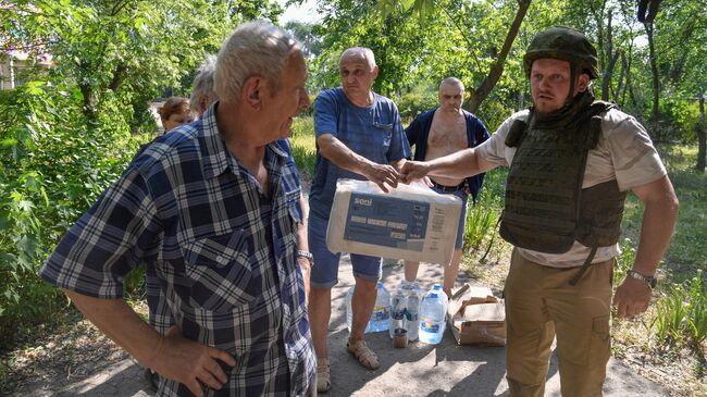 Жители Северодонецка получают гуманитарную помощь от Благотворительного фонда Захара Прилепина