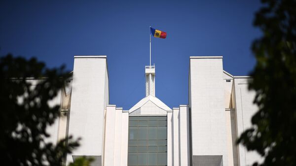Флаг Молдавии на здании резиденции президента в Кишиневе