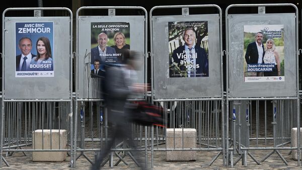 Предвыборные плакаты кандидатов перед парламентскими выборами во Франции