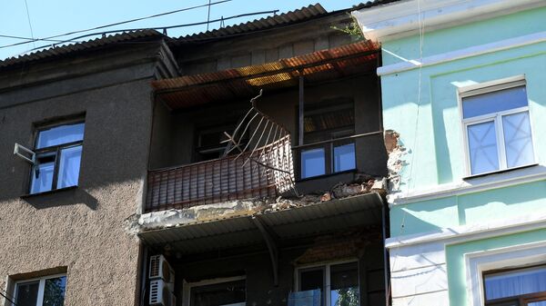 Фасад жилого дома, поврежденный в результате обстрела ВСУ