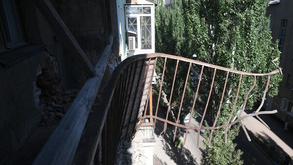 Повреждения фасада жилого дома в результате обстрела ВСУ одного из районов в Донецке