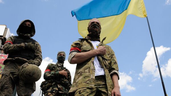 Бойцы Правого сектора, радикальной националистической организации, запрещенной в РФ под украинским флагом.