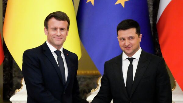 Президент Франции Эммануэль Макрон и президент Украины Владимир Зеленский во время встречи в Киеве