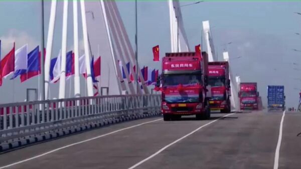 Первые грузовики пересекли мост между Россией и Китаем