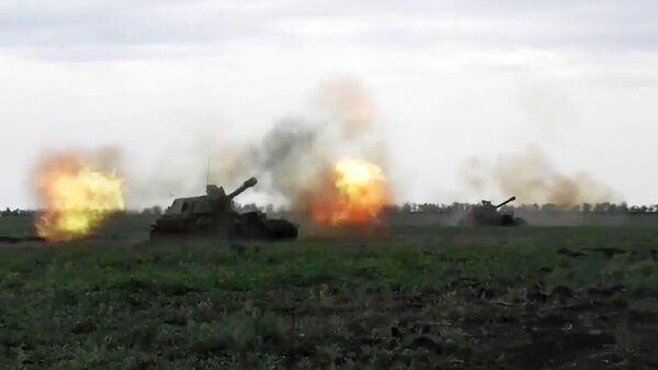 Российские артиллеристы ведут огонь по позициям ВСУ из самоходных артиллерийских установок Акация. Скриншот видео