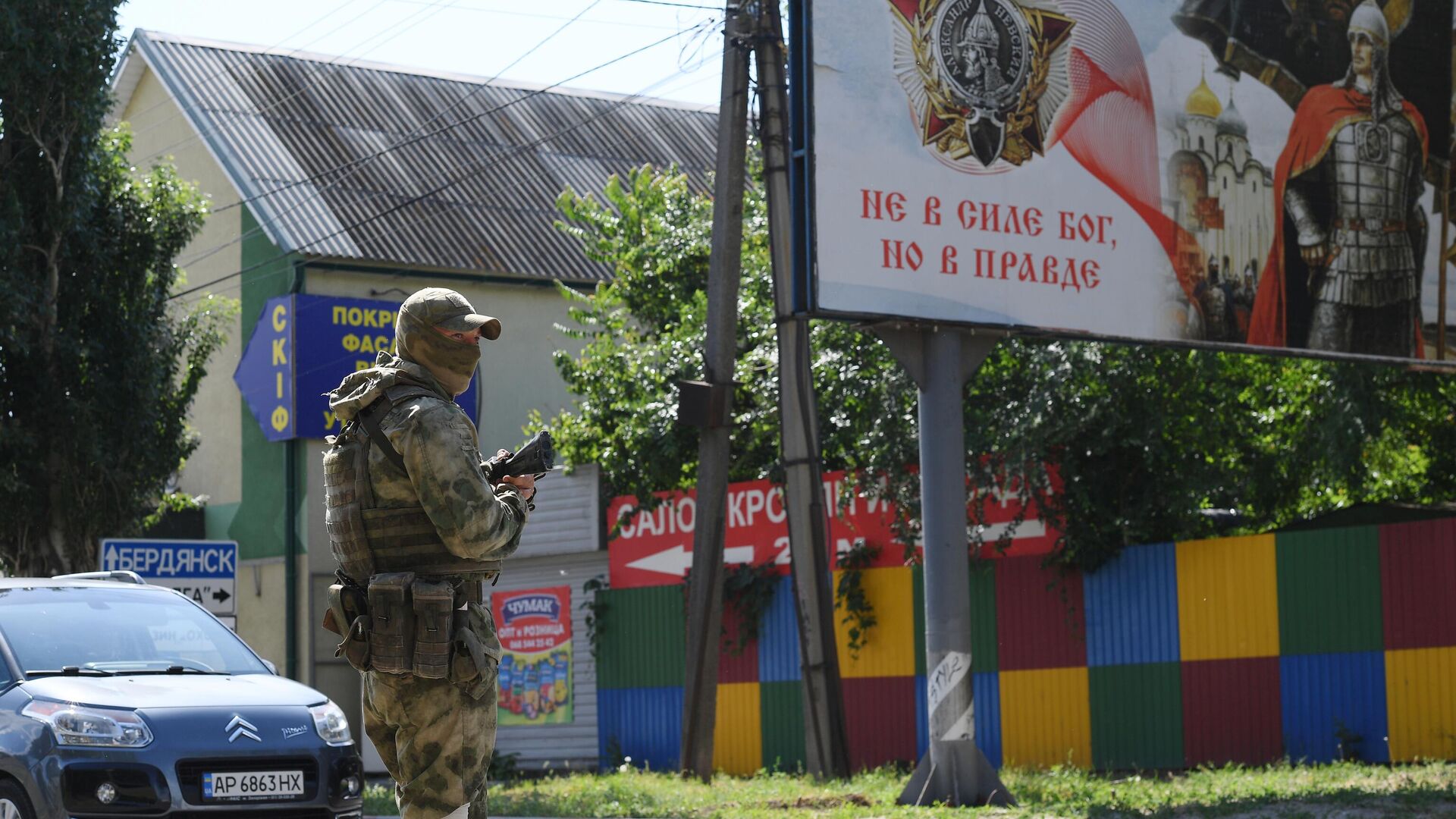 Российский военнослужащий на улице Мелитополя - РИА Новости, 1920, 13.07.2022