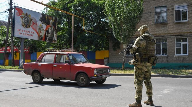 Российский военнослужащий на улице Мелитополя