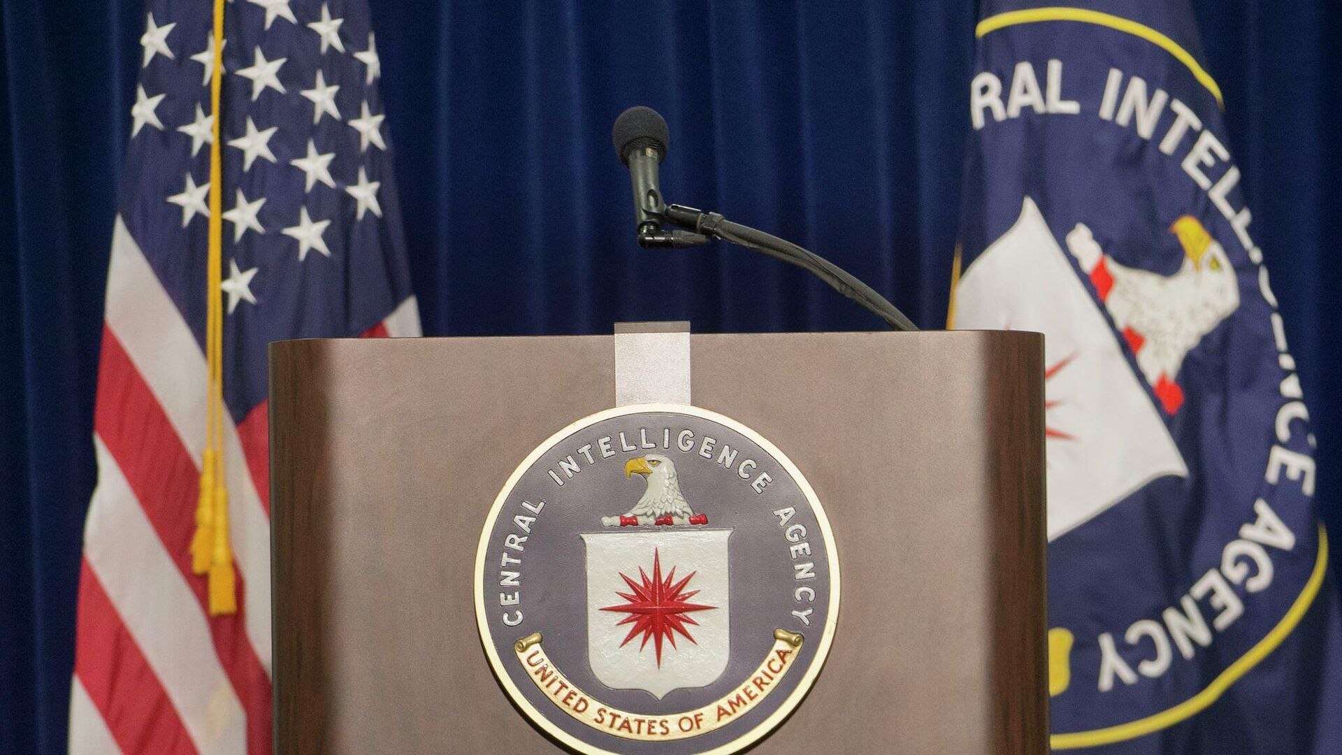 Трибуна перед началом пресс-конференции директора ЦРУ в штаб-квартире агентства в Лэнгли, США - РИА Новости, 1920, 30.06.2022