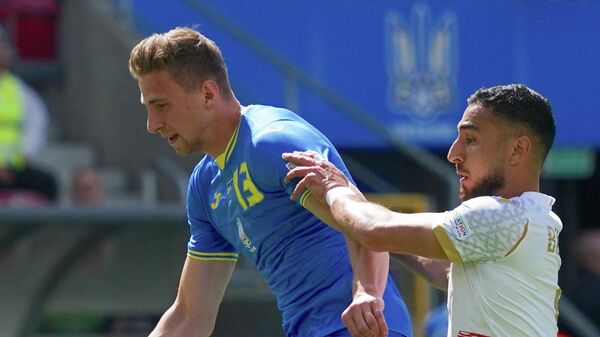 Защитник сборной Украины по футболу Илья Забарный в матче с Арменией