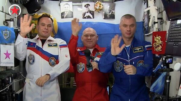 Гордимся нашей страной – космонавты с МКС поздравили россиян с праздником