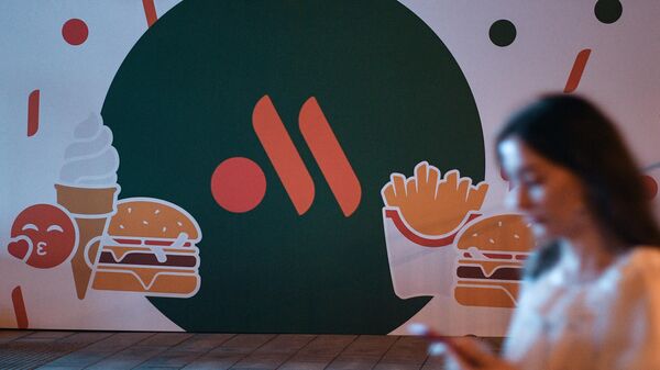 Реклама сети ресторанов быстрого питания на фасаде здания на Малой Бронной улице в Москве