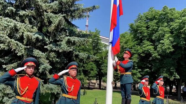Церемония поднятия российского флага в Луганске 