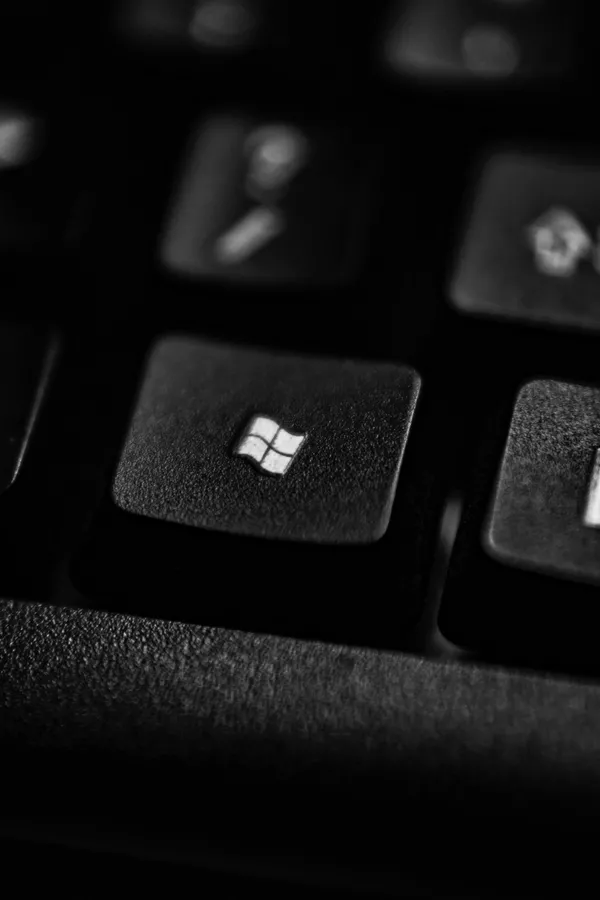 Кнопка со значком Windows на клавиатуре компьютера 