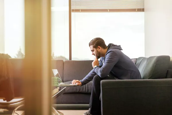 Мужчина работает за компьютером Мужчина работает за компьютером