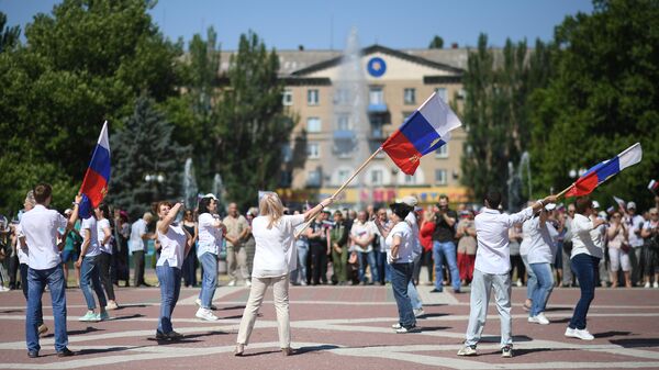 Горожане на праздновании Дня России на главной площади Мелитополя