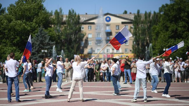 Горожане на праздновании Дня России на главной площади Мелитополя