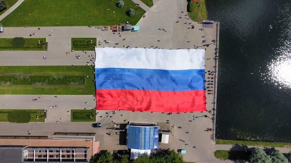 На Востоке Москвы развернули самый большой флаг России