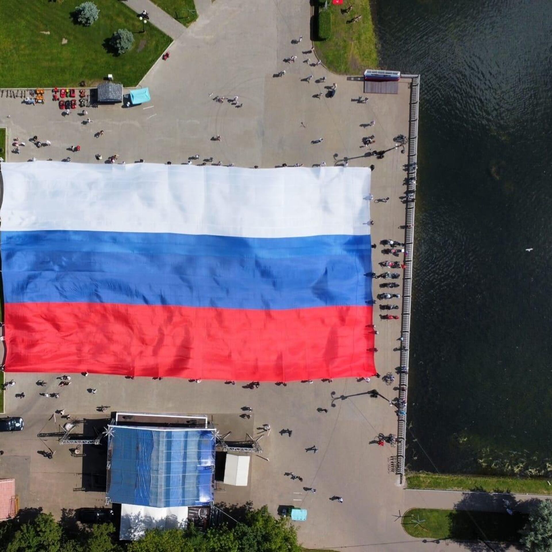 В Москве развернули самый большой российский флаг - РИА Новости, 12.06.2022