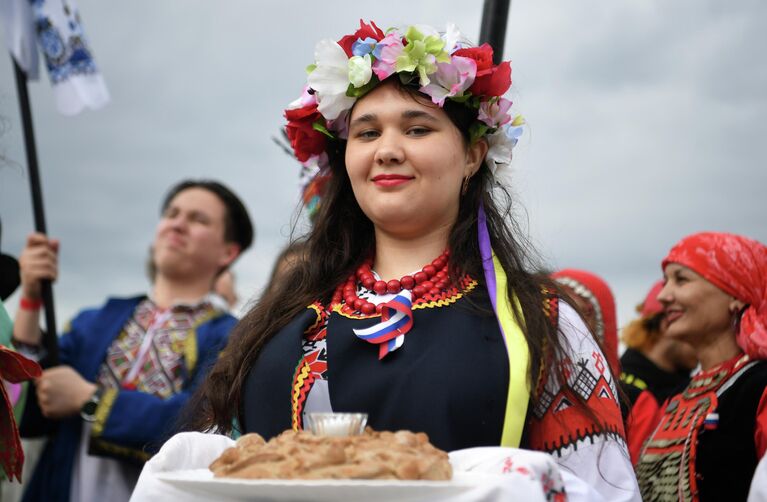 Участница парада дружбы народов в рамках этнокультурного фестиваля Национальное – актуальным в Казани