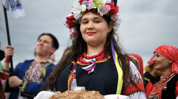 Участница парада дружбы народов в рамках этнокультурного фестиваля Национальное – актуальным в Казани