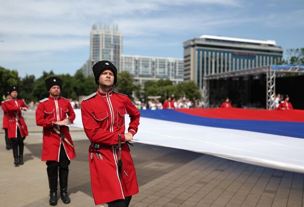 Поднятие государственного флага на главной городской площади в День России в Краснодаре
