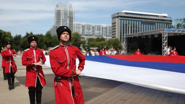 Поднятие государственного флага на главной городской площади в День России в Краснодаре