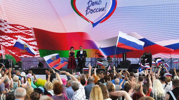 Ведущие на праздничном концерте в честь Дня России в Минске