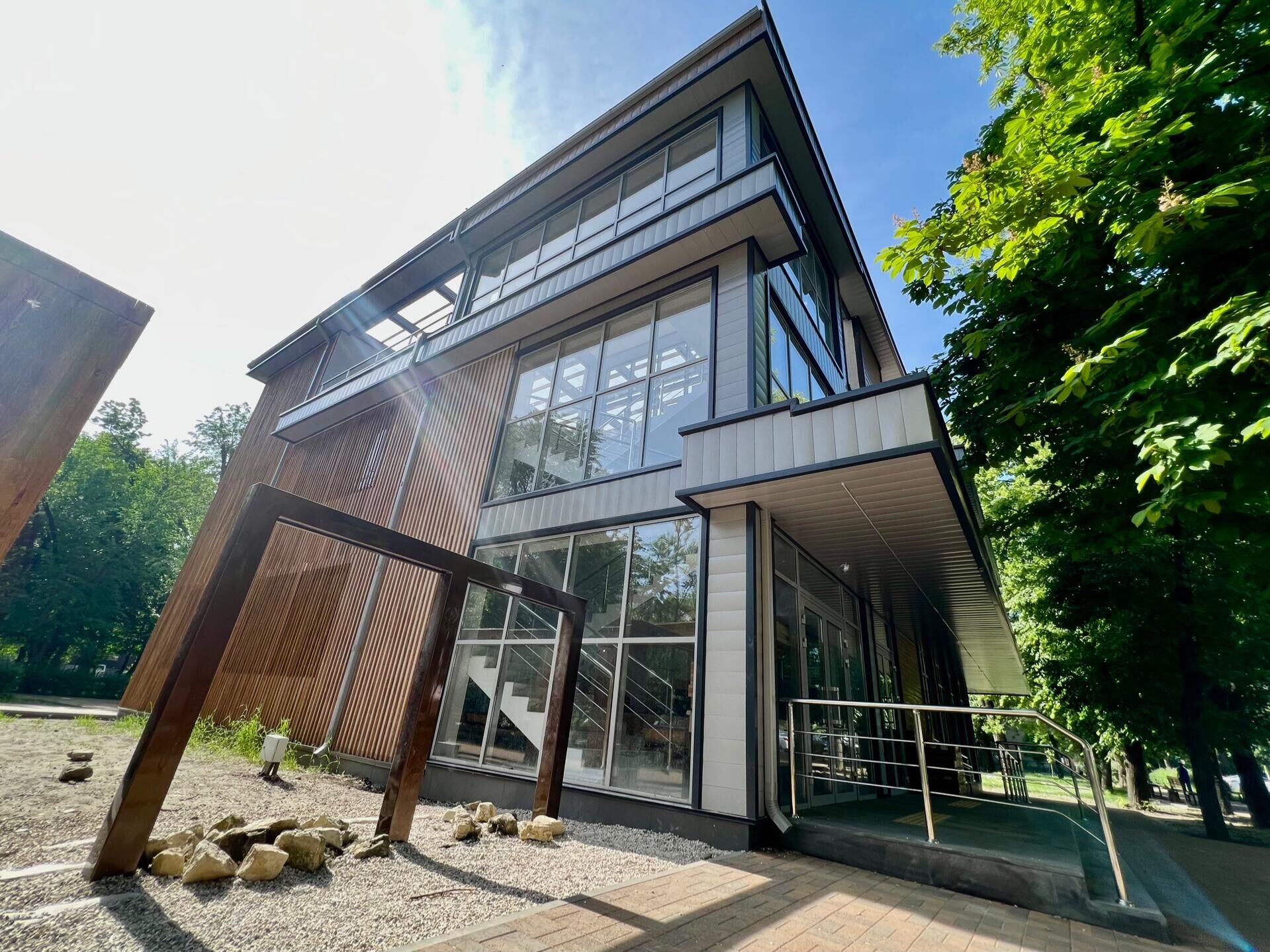 В Карачаево-Черкесии в День России открылся Центр молодежного инновационного творчества - РИА Новости, 1920, 12.06.2022