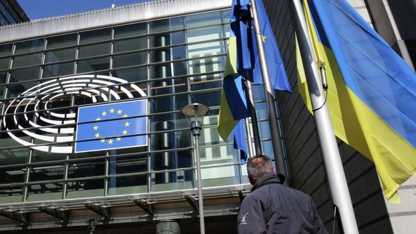 Флаг Украины возле здания Европейского парламента в Брюсселе