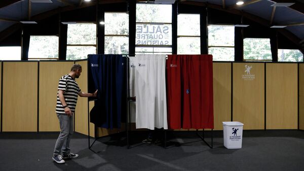 Избиратель во время голосования на парламентских выборах во Франции
