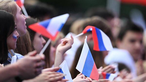 Жители Москвы на праздничном концерте в честь Дня России на Красной площади