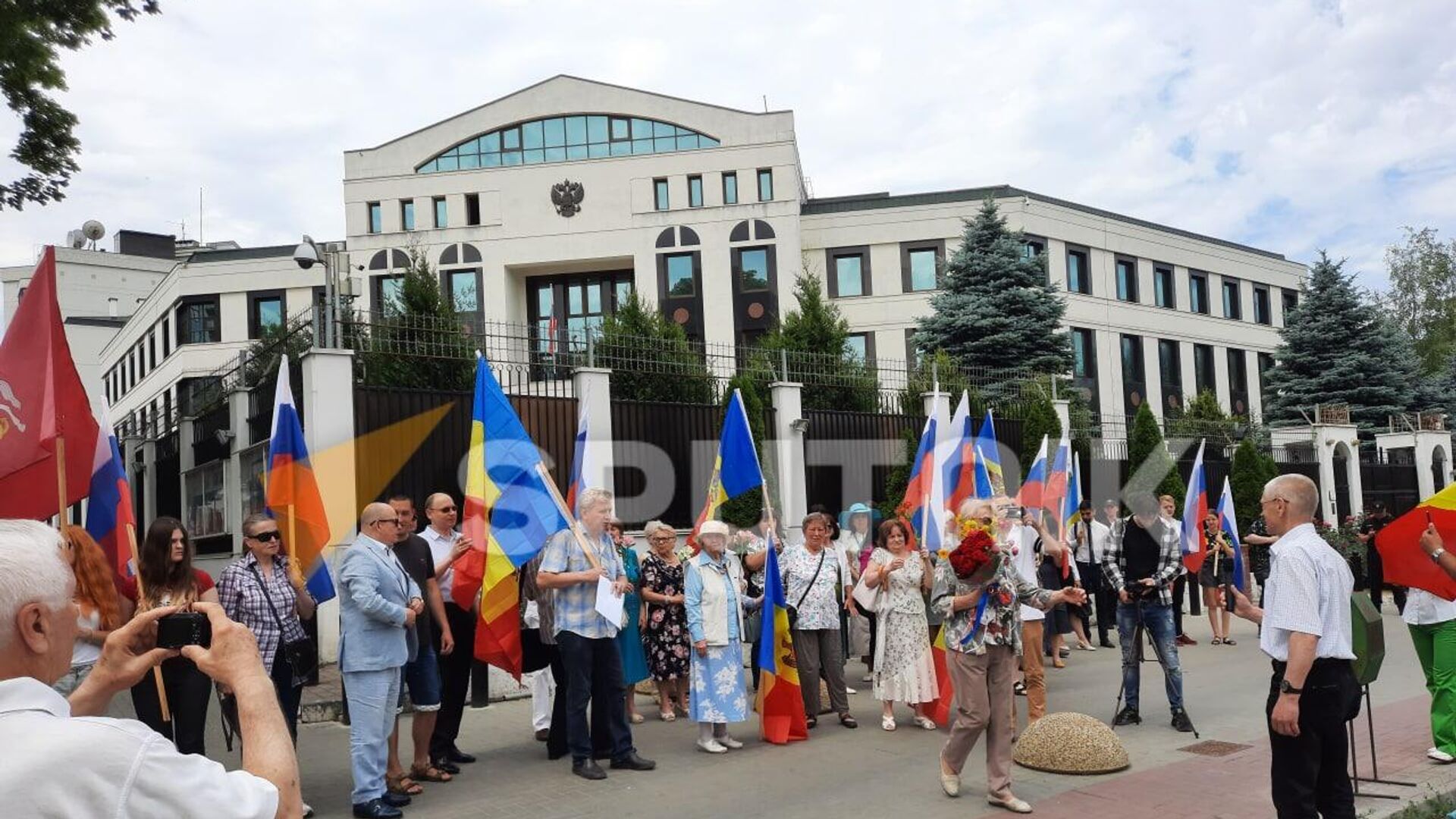 В Кишиневе гражданские активисты провели акцию в поддержку российско-молдавской дружбы - РИА Новости, 1920, 12.06.2022