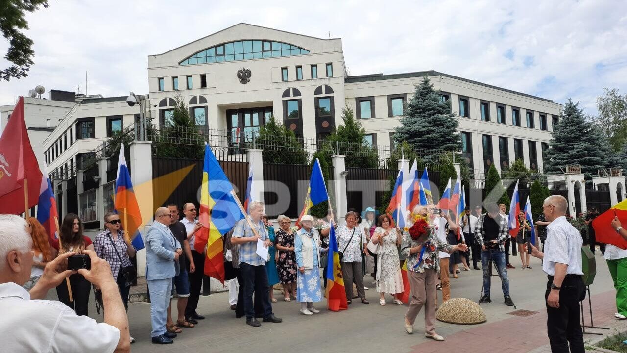 В Кишиневе гражданские активисты провели акцию в поддержку российско-молдавской дружбы - РИА Новости, 1920, 12.06.2022