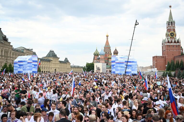 Жители Москвы на праздничном концерте в честь Дня России на Красной площади