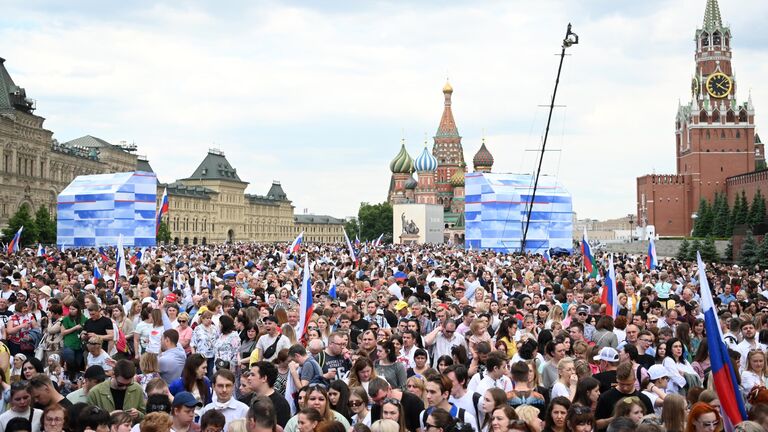 Жители Москвы на праздничном концерте в честь Дня России на Красной площади