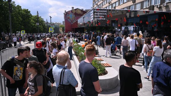 Люди в очереди у открывшейся новой сети ресторанов быстрого питания Вкусно и точка на Большой Бронной улице в Москве