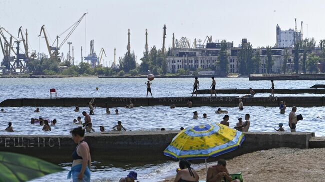 Жители Мариуполя отдыхают на городском пляже