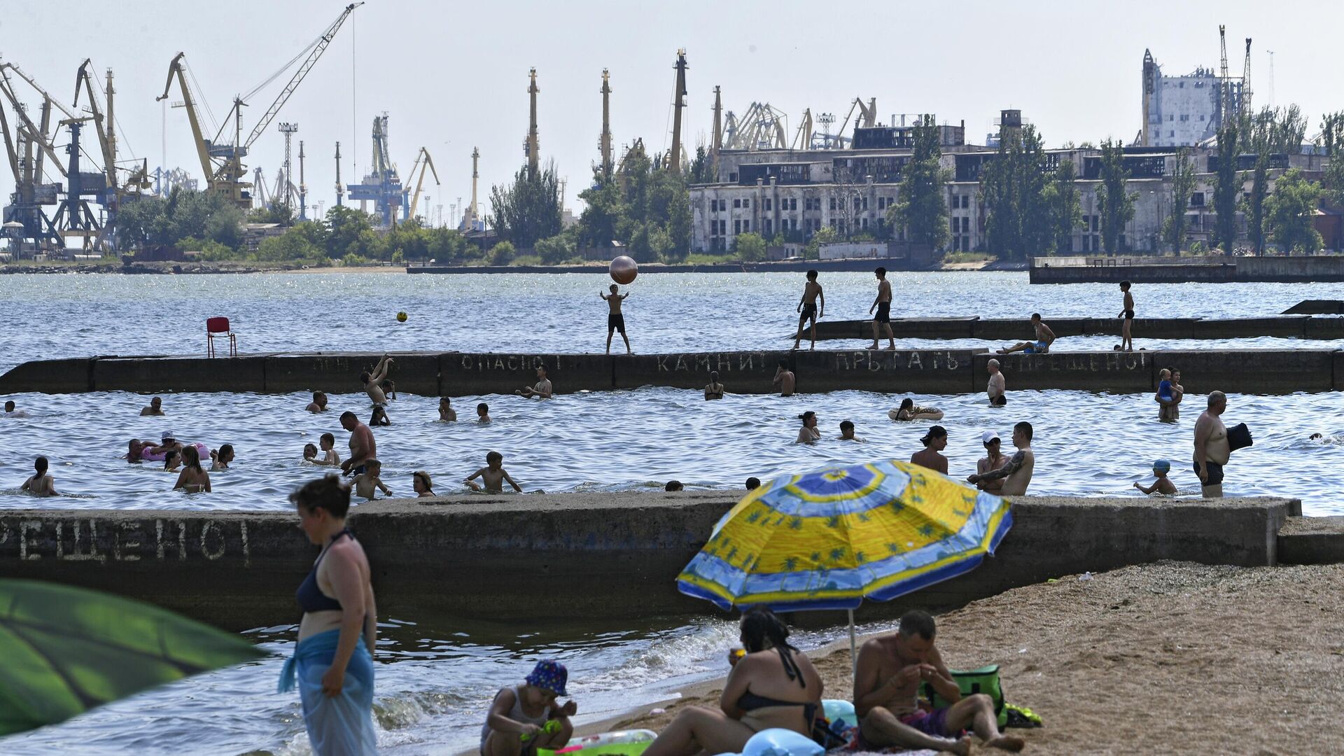 Жители Мариуполя отдыхают на городском пляже - РИА Новости, 1920, 15.06.2022