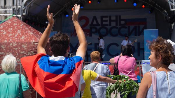 Зрители на концерте в рамках празднования Дня России в Херсоне