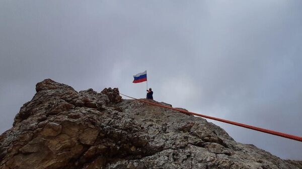Сотрудники ГУ МЧС России по Дагестану установили российский флаг на горе Шалбуздаг