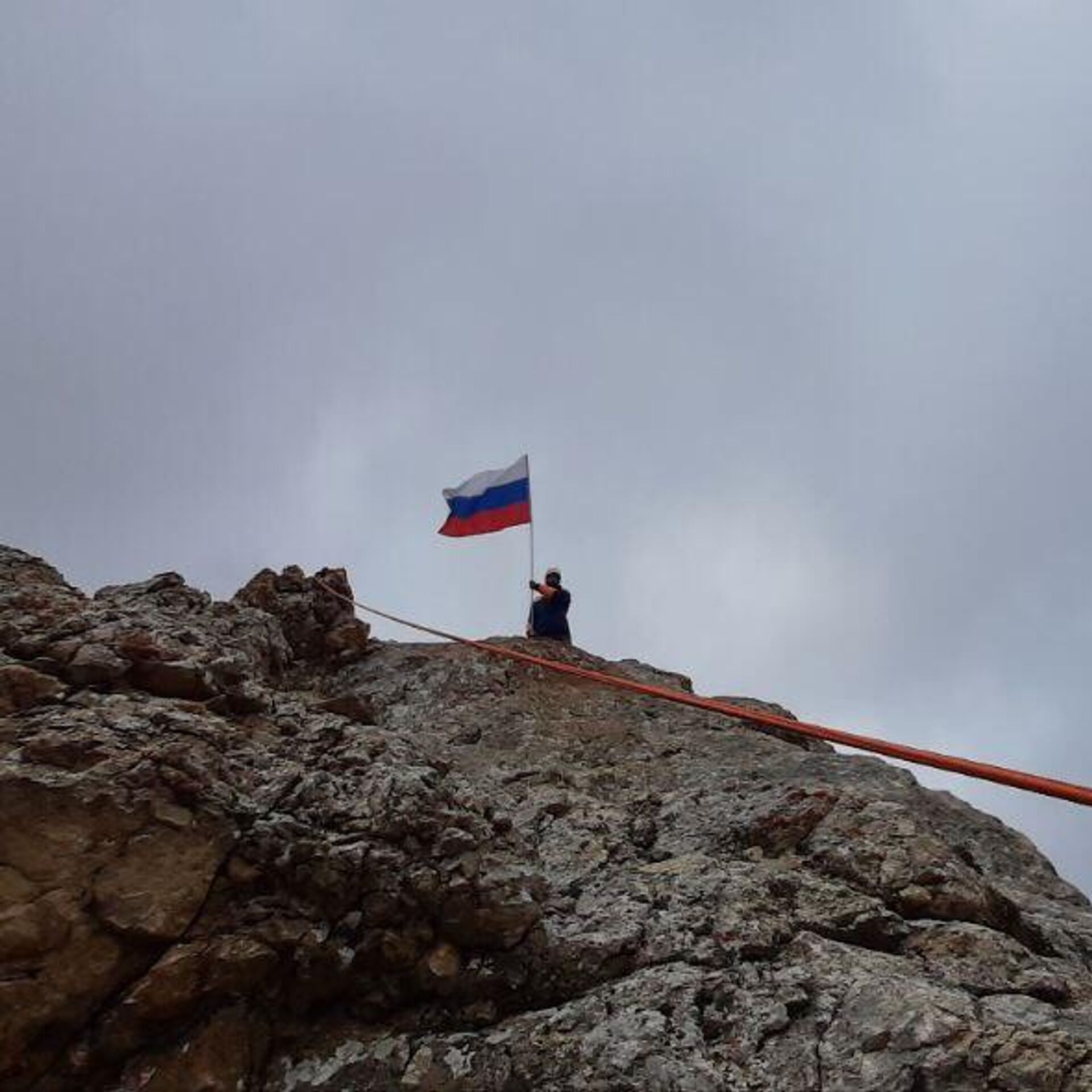 Сотрудники МЧС Дагестана водрузили флаг России на горе Шалбуздаг - РИА  Новости, 13.06.2022