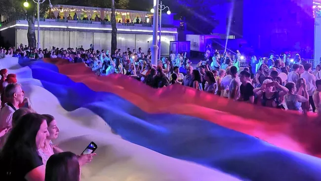 Шестидесятиметровый флаг России развернули в Ростове-на-Дону