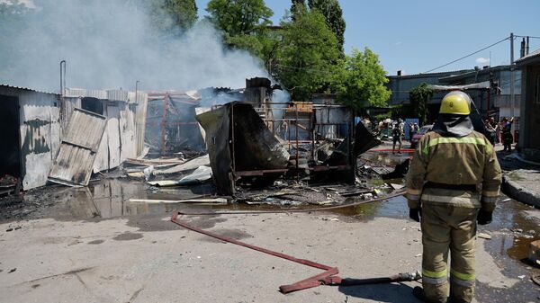 Сгоревшие палатки на рынке в Буденновском районе Донецка после обстрелов со стороны ВСУ 