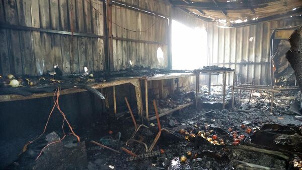 Сгоревший павильон на рынке в Буденновском районе Донецка после обстрелов со стороны ВСУ
