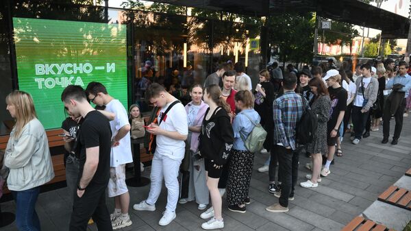 Люди в очереди у ресторана быстрого питания Вкусно — и точка на Пушкинской площади