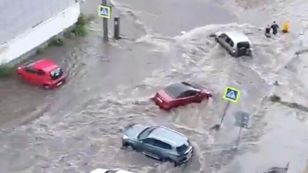 Последствия сильного дождя в Воронеже. Кадр из видео очевидца
