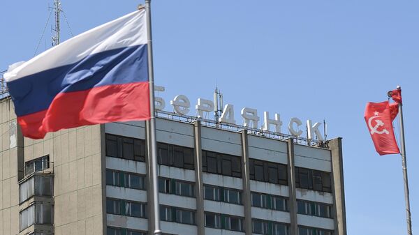 Здание гостиницы Бердянск и российский флаг
