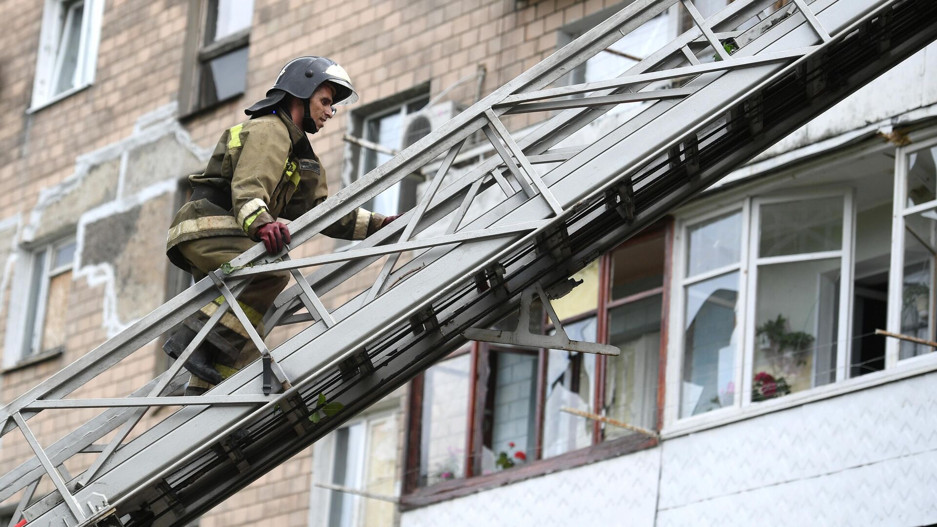 Сотрудник МЧС ДНР на стреле пожарной машины во время ликвидации последствий обстрелов со стороны ВСУ Донецка - РИА Новости, 1920, 04.07.2022