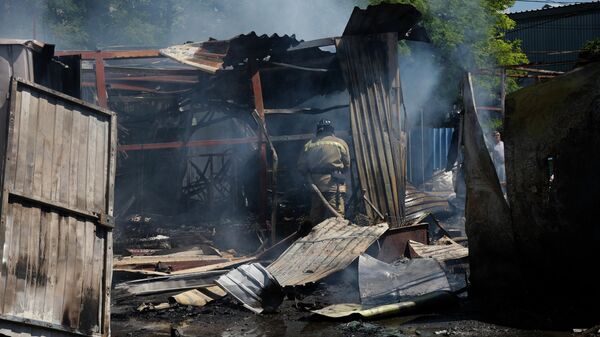 Сгоревшие палатки на рынке в Буденновском районе Донецка после обстрелов со стороны ВСУ